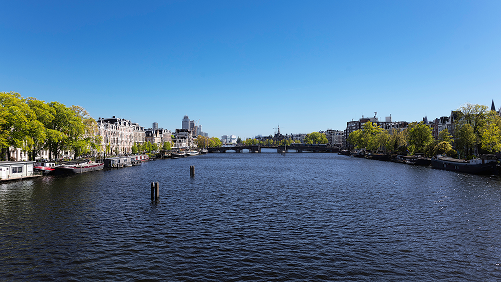 4 De Amstel. Foto genomen vanaf de Torontobrug in zuidelijke richting. (Canon EOS R + Lens RF24 - 50 mm)