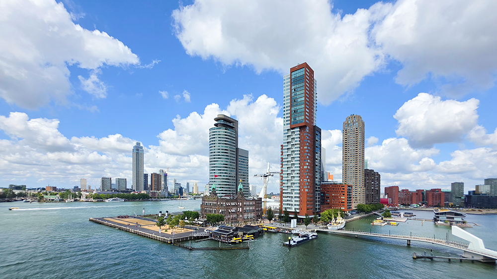 Fenix Rotterdam: Uitzicht boven op de Tornado