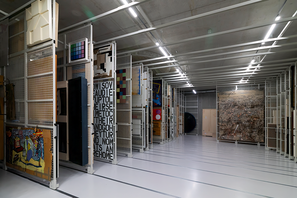 Hangende kunst in Depot van Museum Boijmans Van Beuningen